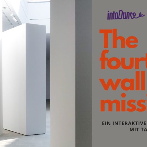 Banner: Ausstellungswände mit Schriftzug "The fourth wall is missing - Ein interaktiver Audiowalk mit Tanz | 48 Neukölln 2022"